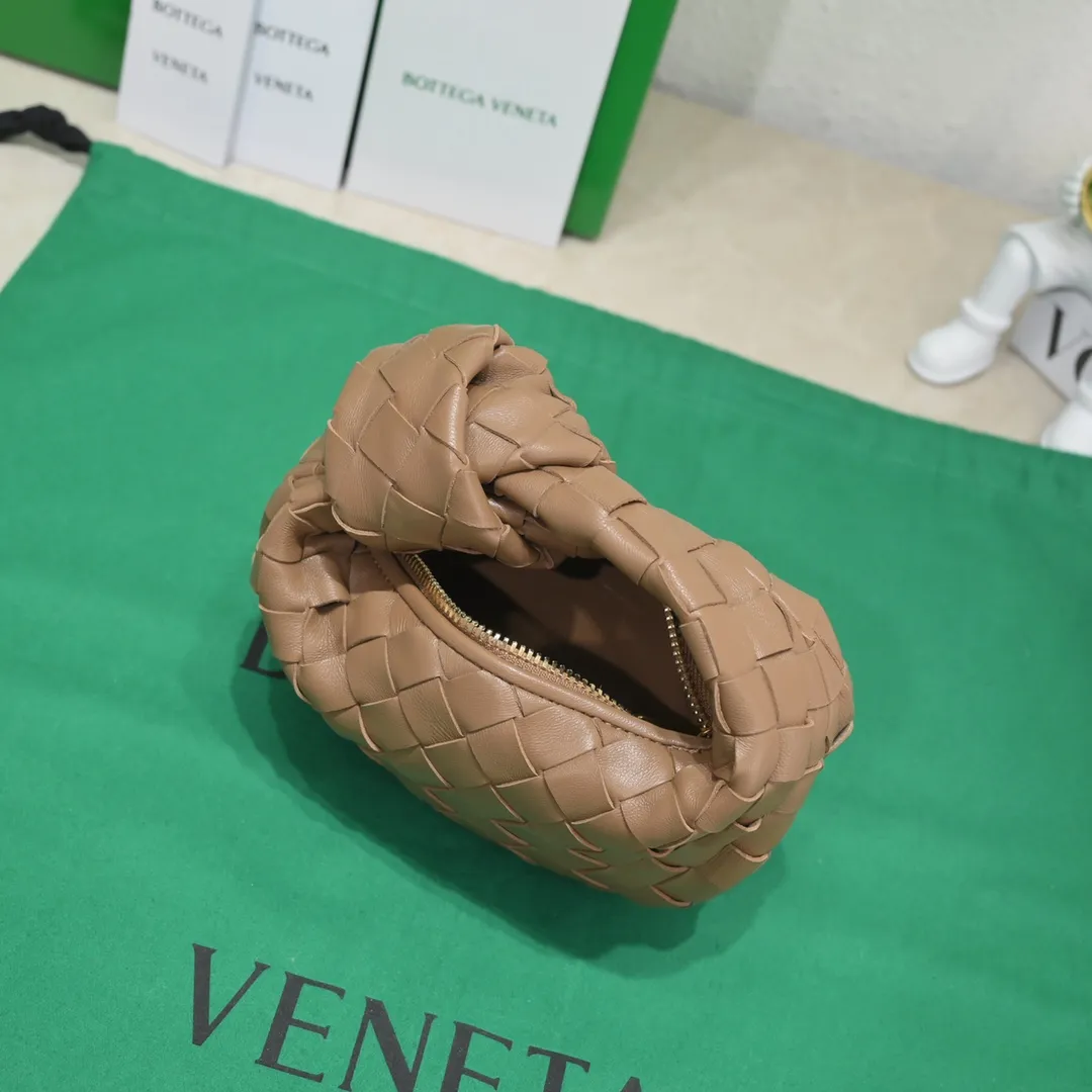 Batch 1080 BV super mini JODIE handbag, dumpling bag, woven knotted bag, simple, fashionable and super cute🍒Every color is high-end. It is a smaller version of the original mini version🤣It can only hold cuteness🍓🍓The upper body is fashionable and romantic. The fashionable bags created by Daniel Lee are really more and more favored by street experts. Style number: 6699-0# Size: 17*16*6.5